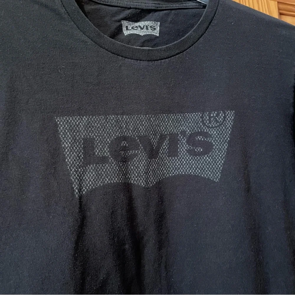 Levi's Black Graphic Tee